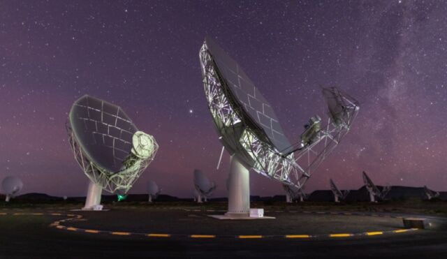 خمسة عشر من 64 طبقًا من تلسكوب Mirgate Radio Telescope تحت السماء المرصعة بالنجوم في كارو ، جنوب إفريقيا. 