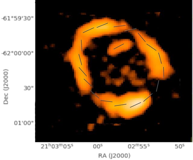 Las líneas alrededor del borde del ORC muestran la dirección del campo magnético.  Un campo magnético circular como este indica que fue comprimido por una onda de choque de la galaxia central.