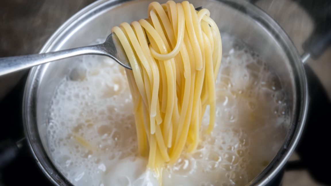 How to tell if your spaghetti is perfectly done using just a simple ...