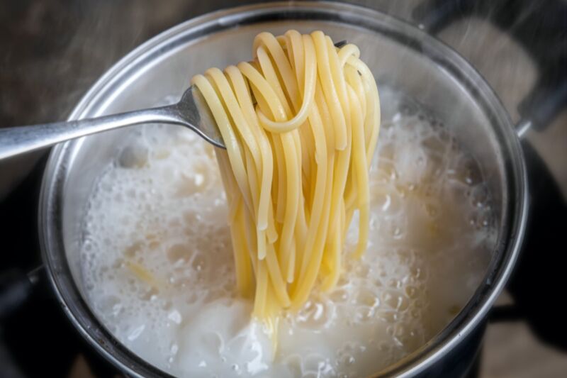 Physicists at the University of Illinois Urbana-Champaign have demonstrated that using a ruler—rather than the time-honored method of throwing a spaghetti strand against the wall—may be the best way to confirm when pasta is fully cooked.