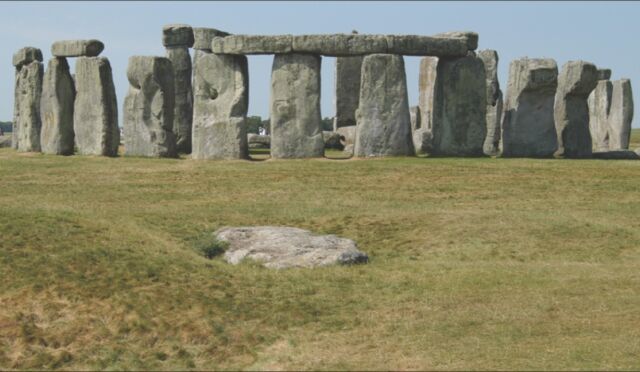 Stonehenge as viewed from the northeast, showing the post-and-lintel construction of the Sarsen Circle.