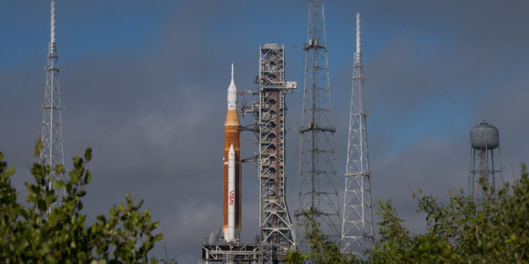 NASA의 대형 로켓은 마지막 사전 발사 테스트에 직면해 있습니다.
