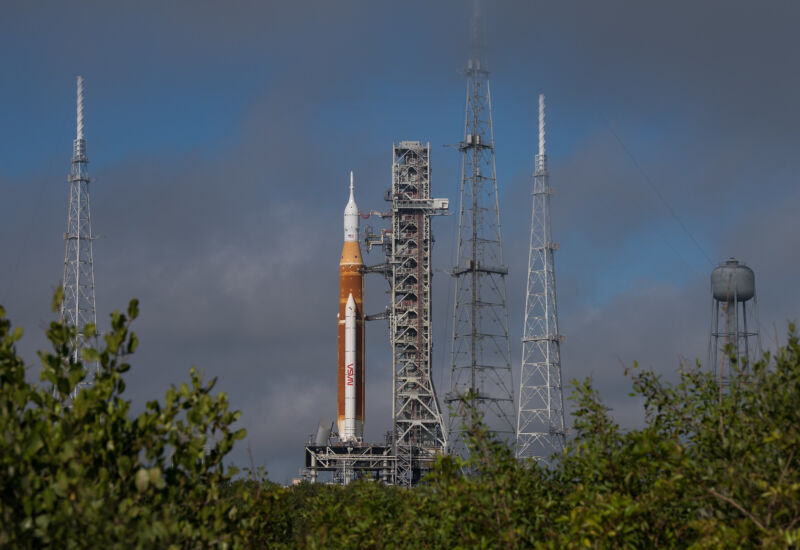 El gran cohete de la NASA afronta su última prueba previa al lanzamiento