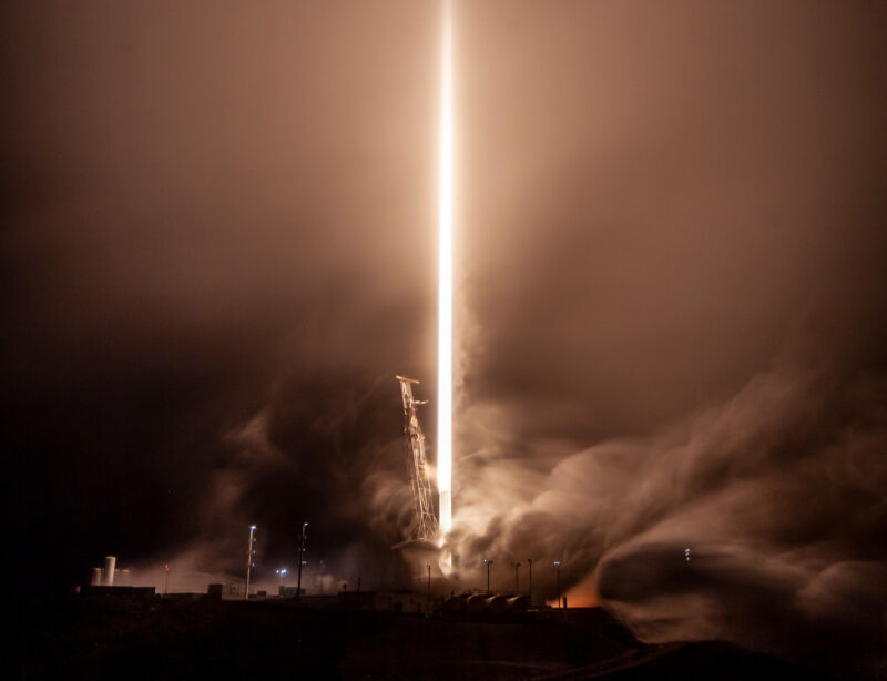 Un cohete Falcon 9 lanzó la misión NROL-85 el 17 de abril. 