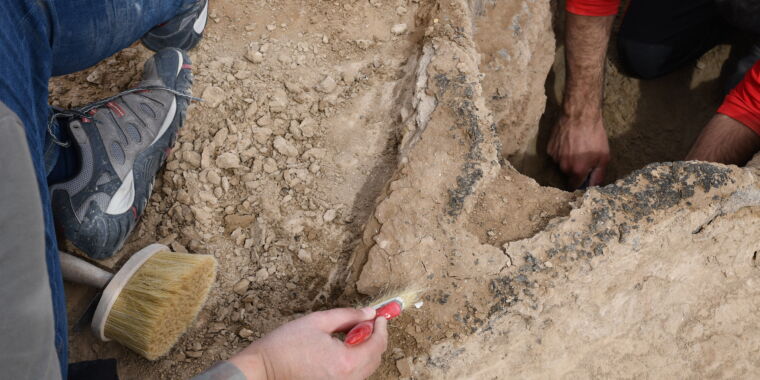 Archaeologists unearth ancient Sumerian riverboat in Iraq thumbnail