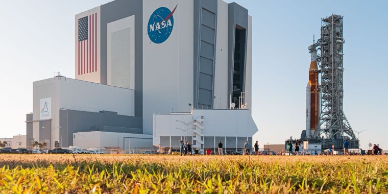 La NASA hará retroceder su mega cohete después de no completar la prueba de cuenta regresiva
