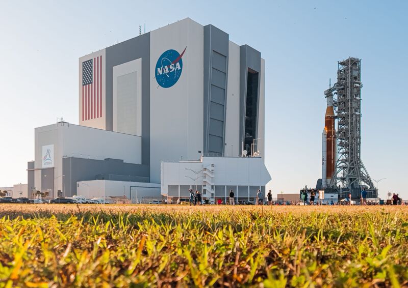 O rachetă Space Launch System decolează din clădirea ansamblului vehiculului la mijlocul lunii martie 2022.