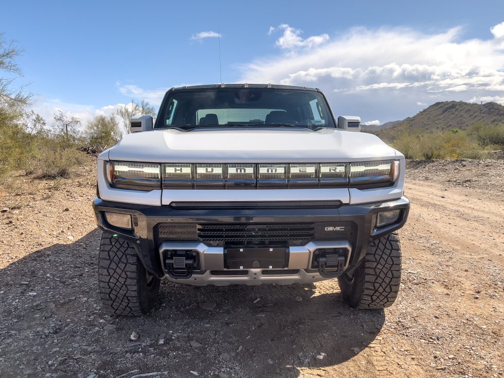 Las luces de circulación diurna del Hummer EV utilizan un nuevo diseño microóptico.  Y cuando se conecta a un cargador, la unidad de luz final se convertirá en un indicador de estado de carga. 