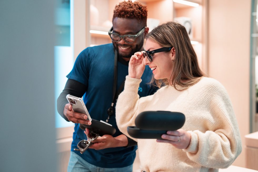 N'oubliez pas de mettre vos Ray-Ban alimentés par Meta avant de naviguer sur Facebook, Instagram et WhatsApp sur votre téléphone !