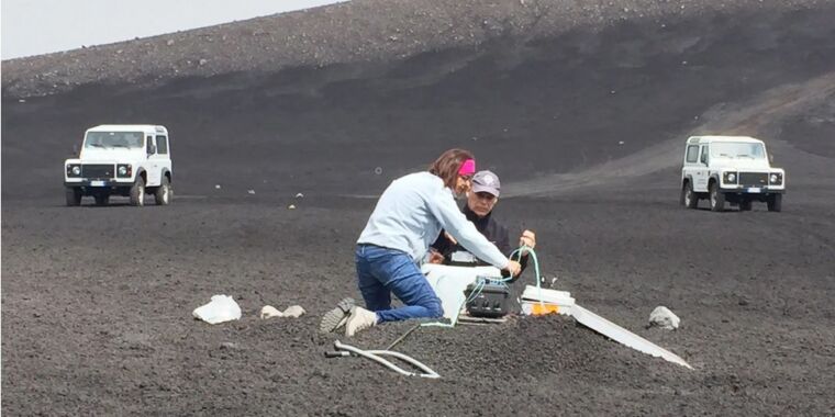 Scientists spy on Mount Etna with fiber-optic cables thumbnail