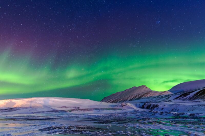 Aurora-Display ein schneebedeckte Berge in Hangzhou, China.