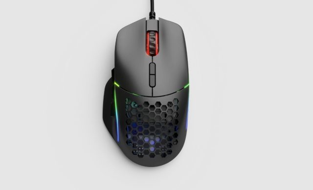 O mouse vem em preto ou branco. 