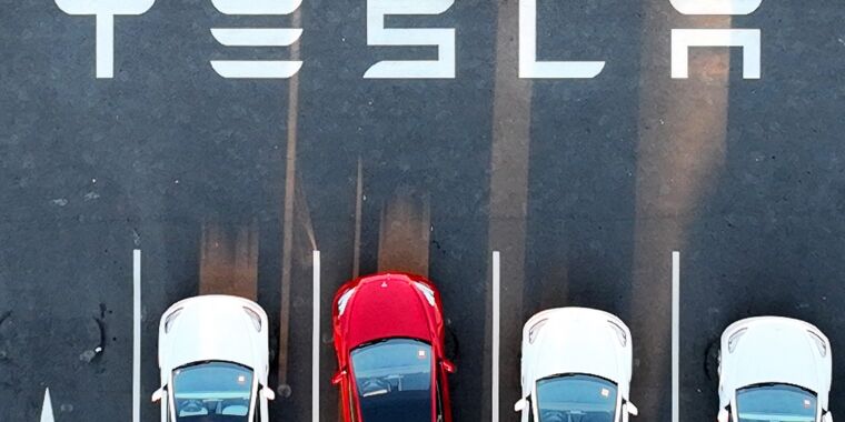 Lawsuit: Tesla broke US law by not providing 60-day notice before mass layoff