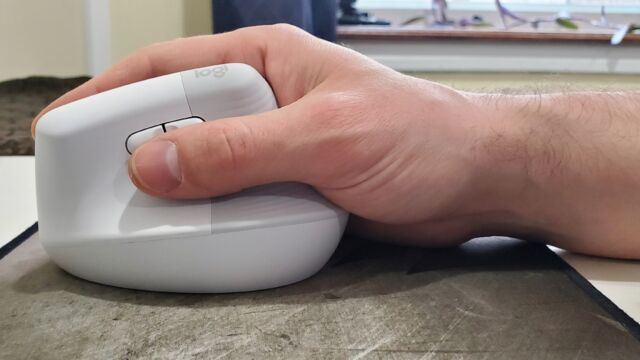 Pressing the side buttons is less stressful than with other vertical mice. 