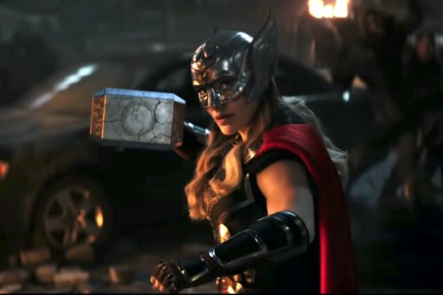 Çekiç sahibi olmak için: Natalie Portman, Mighty Thor olarak Mjolnir'i giyiyor.