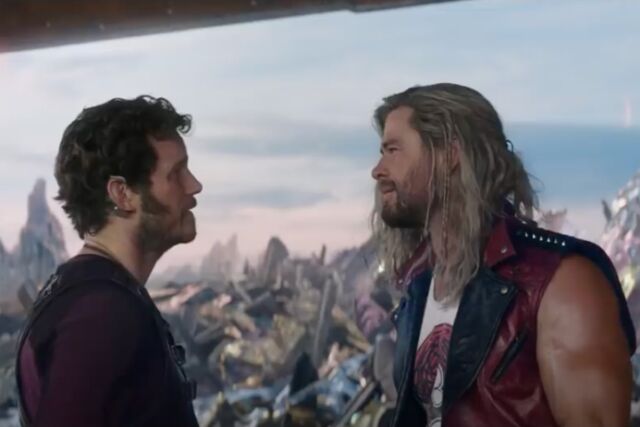 Peter Quill (Chris Pratt) y Thor (Chris Hemsworth) tienen un momento. 