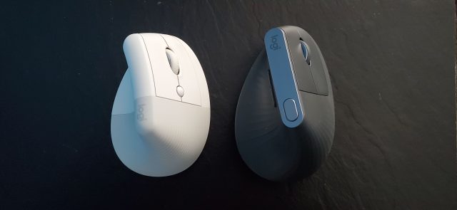 Elevador Logitech (esquerda) e Logitech MX Vertical (direita). 