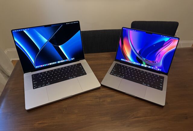 Dos modelos de MacBook Pro 2021 uno al lado del otro.