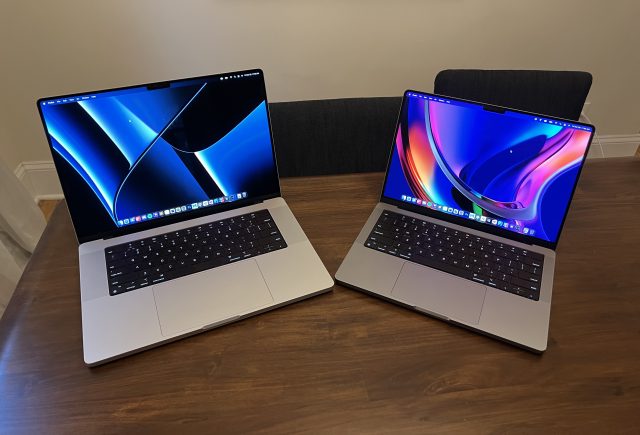 طرازان من طراز 2021 MacBook Pro جنبًا إلى جنب.