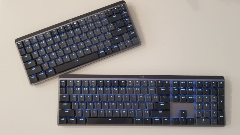 لوحات المفاتيح MX Keys Mechanical (أسفل) و MX Keys Mini (العلوية) من Logitech.