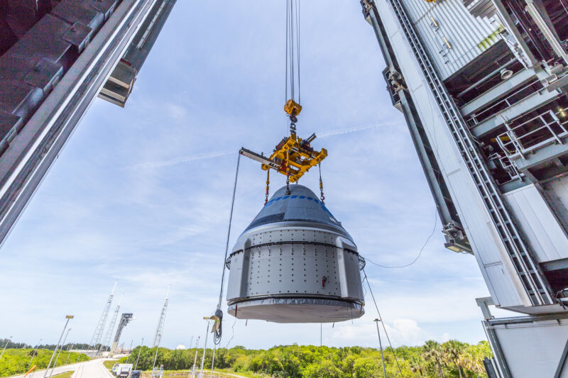 Políticamente hablando, la nave espacial Boeing ha hecho gran parte del trabajo pesado del Programa de Tripulación Comercial de la NASA.