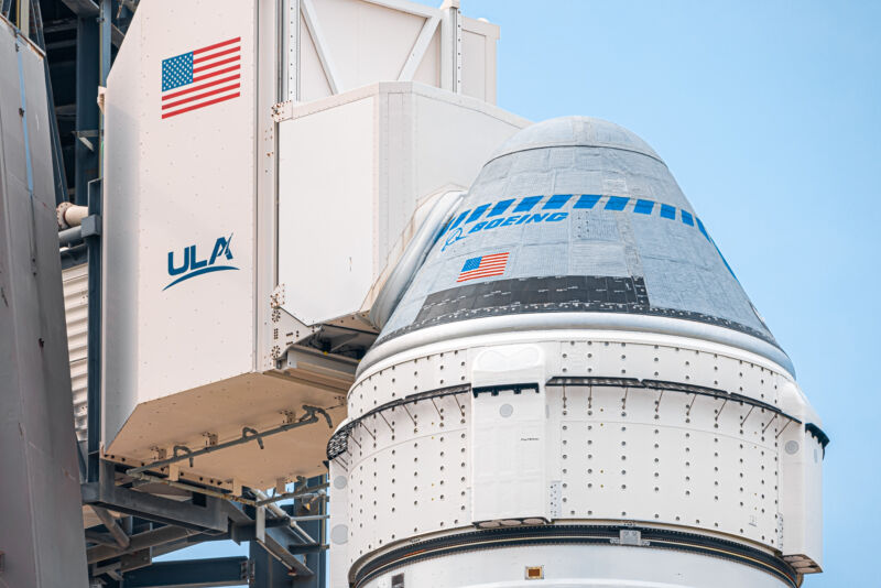 De Starliner van Boeing is te zien bovenop een Atlas V-raket op het Cape Canaveral Space Force Station in Florida.