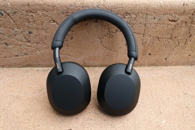 Auriculares inalámbricos con cancelación de ruido WH-1000XM5 de Sony.