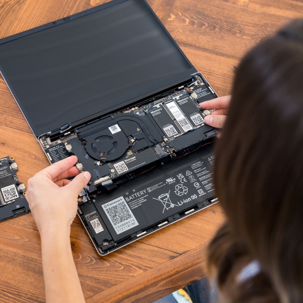 Puoi acquistare un nuovo laptop Framework con un processore di 12a generazione, oppure acquistare una scheda madre o un kit di aggiornamento che decorerà il tuo laptop Framework esistente.