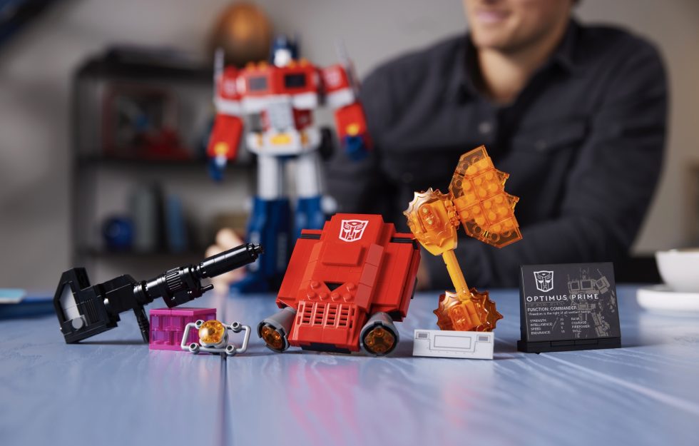 Optimus Prime comes with the accessories you'd expect, also in Lego form. 