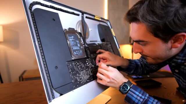 Remova os componentes do iMac 2014.