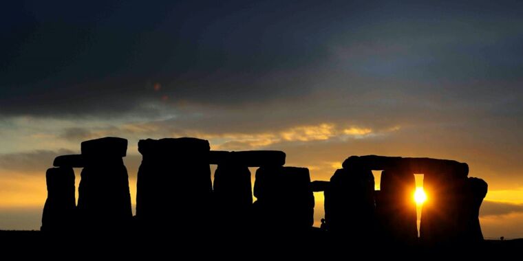 Analysis of prehistoric feces shows Stonehenge people had parasites