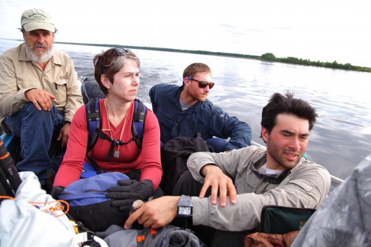 Bild von vier Personen in einem Boot.