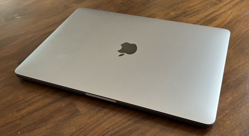 An Apple laptop with the lid closed