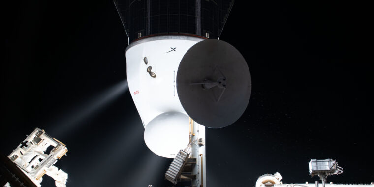 NASA a SpaceX zastavily start Dragonu, aby studovaly problematiku hydrazinu