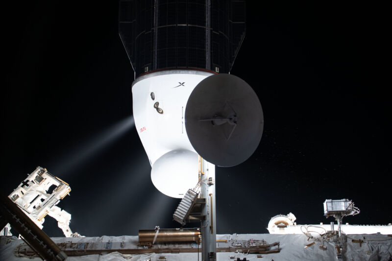 În ianuarie, motoarele Draco ale SpaceX Cargo Dragon sunt văzute în timp ce s-au lansat după ce a fost decuplată de Stația Spațială Internațională.