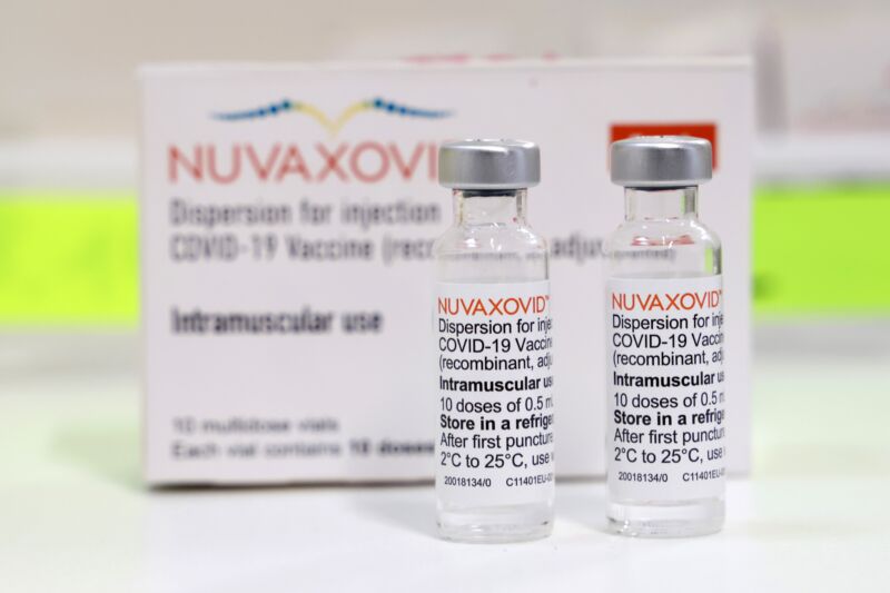 Пусто флакони вакцини Novavax Inc. Nuvaxovid проти COVID-19, розміщені в центрі вакцин Tegel у Берліні, Німеччина, у понеділок, 7 березня 2022 р. 