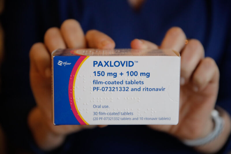Een doos Paxlovid, het antivirale medicijn van Pfizer.