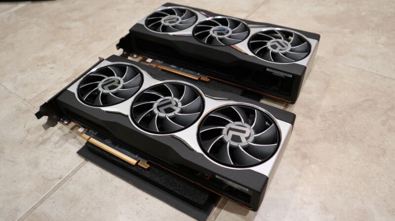 AMD 的 Radeon RX 6800 和 6800 XT。