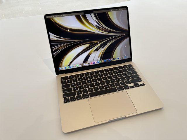 Екран нового MacBook Air від Apple.