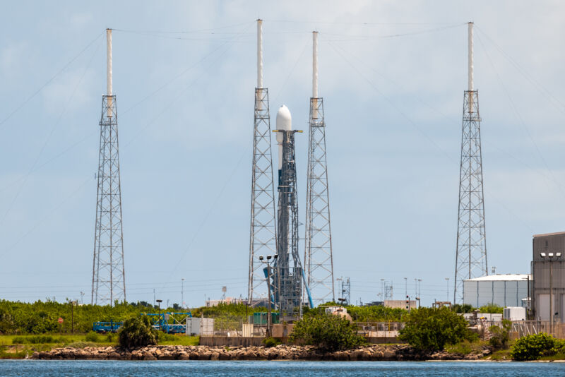 SpaceX meluncurkan misi SES-22 (ditampilkan di sini) minggu ini, yang ke-27 tahun ini.  Peluncuran Falcon 9 perusahaan telah menjadi begitu rutin bahkan tidak membuat Laporan Roket minggu ini!