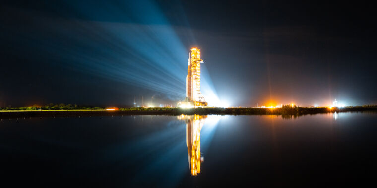 NASA menghitung mundur dalam waktu 29 detik setelah peluncuran roket SLS besar