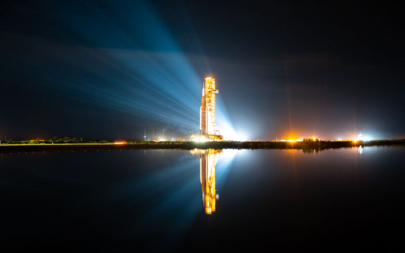 O rachetă NASA Space Launch System, reflectată în jgheabul rotativ de la Centrul Spațial Kennedy din Florida, decolează pentru a patra încercare de repetiție pe 6 iunie 2022.