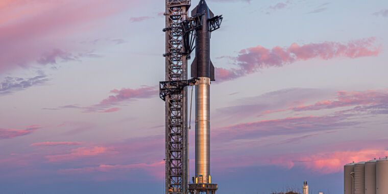 ينقل SpaceX صاروخًا ضخمًا به 33 محركًا إلى منصة الإطلاق للاختبارات