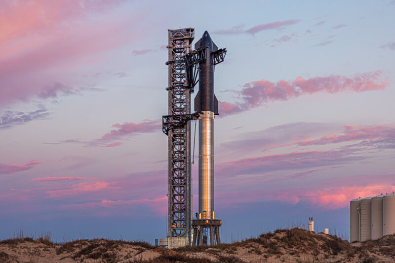 Roket Starship dan Super Heavy yang ditumpuk penuh terlihat pada Februari 2022, selama pemeriksaan kecocokan di menara peluncuran orbital.