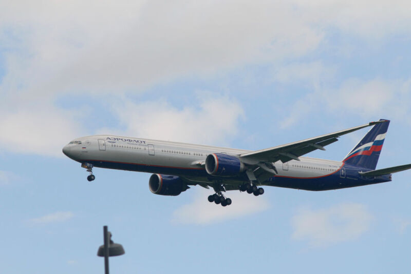 一架 Aeroflot 波音 777-300ER 飞机正准备于 2022 年 6 月降落在俄罗斯联邦圣彼得堡的普尔科沃机场。