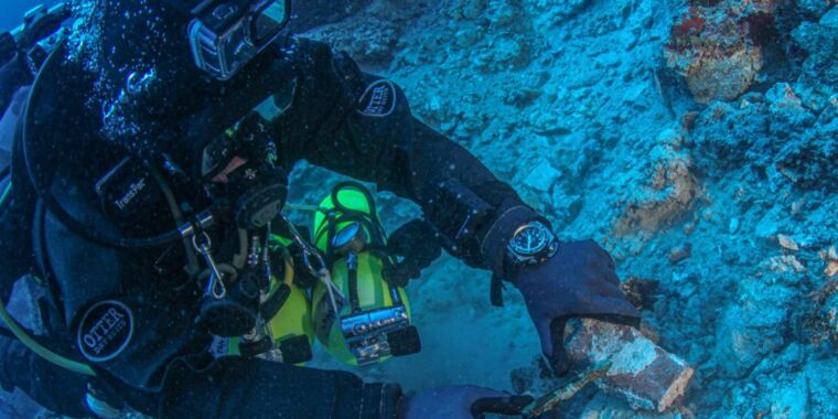 Des plongeurs ont récupéré la tête géante d’Hercule dans l’épave d’Anticythère en Grèce