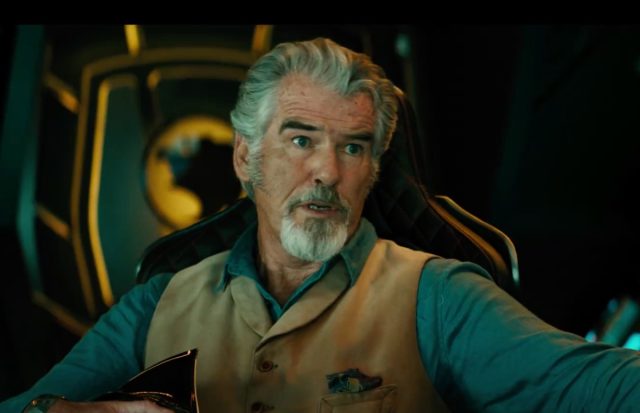 Pierce Brosnan Joue Le Docteur Fate, Qui A Appris La Sorcellerie Et Est En Possession Du Casque Du Destin Magique.