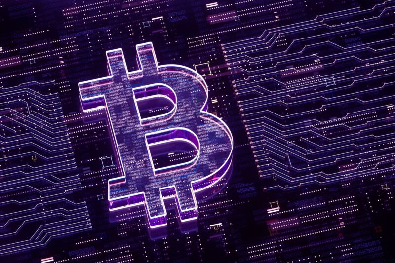 Imagine generată digital a unui simbol bitcoin pe o placă de circuit strălucitoare.