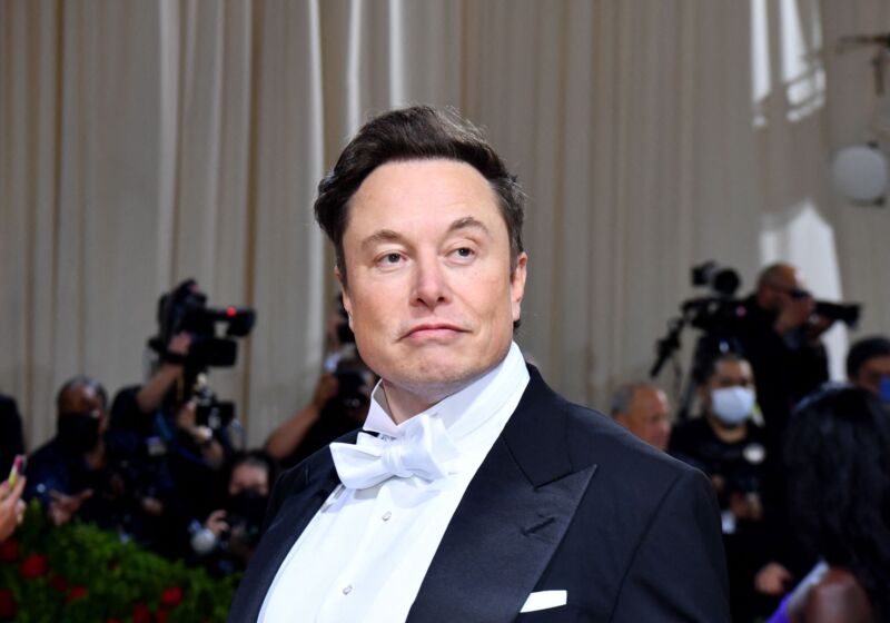 Elon Musk wearing a tuxedo as he arrives at the 2022 Met Gala.
