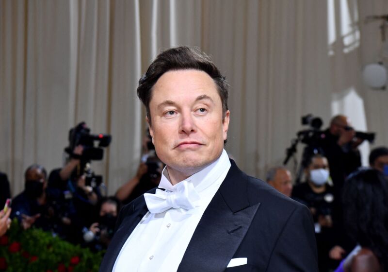 Elon Musk en smoking à son arrivée au Met Gala 2022.